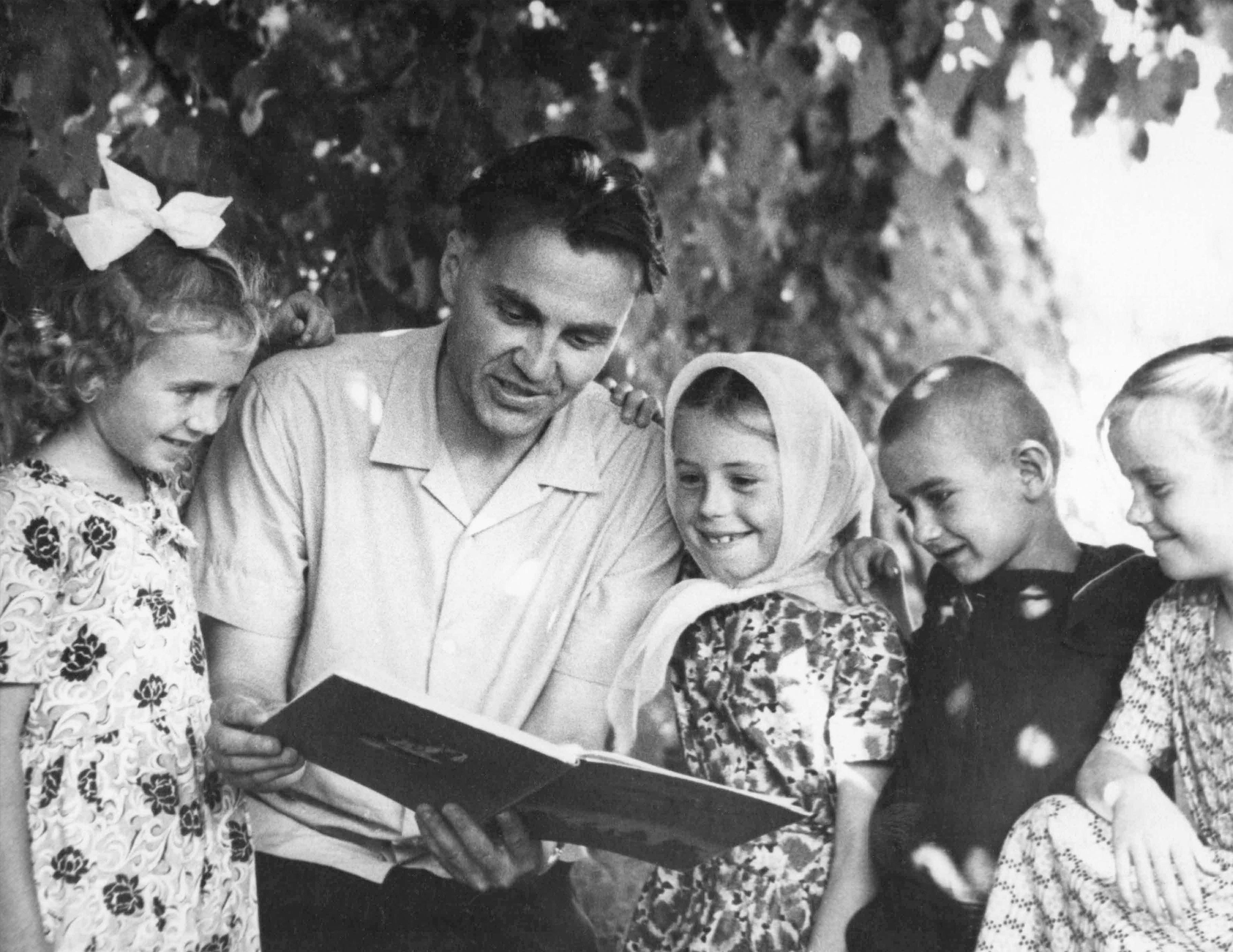 Vasily Sukhomlinsky reading with young children (300 dpi)