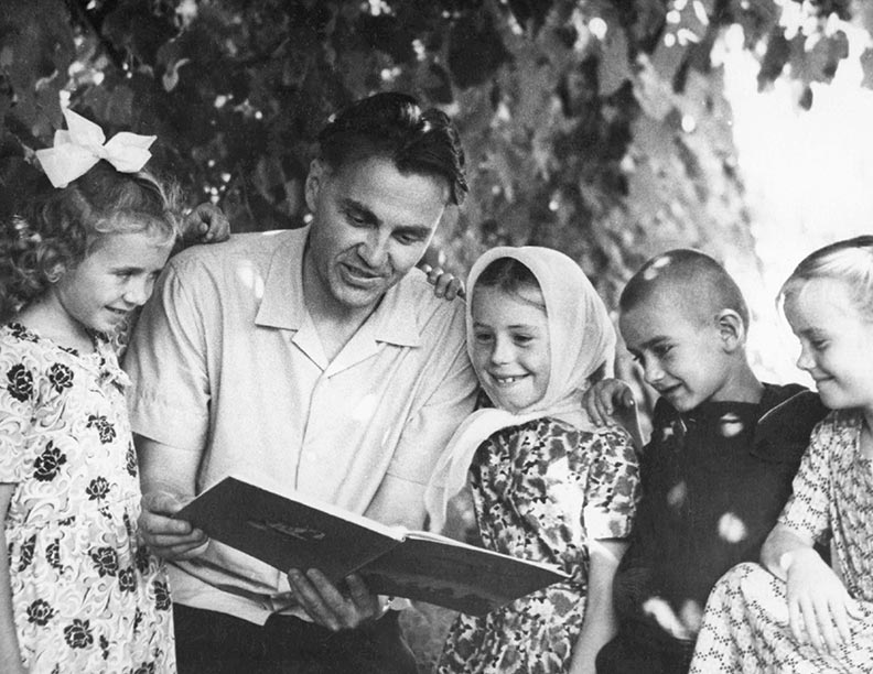 Vasily Sukhomlinsky reading with young children (72 dpi)