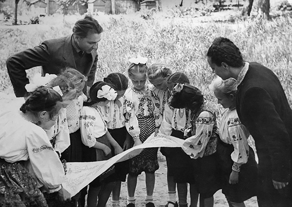 Sukhomlinsky admiring student work.